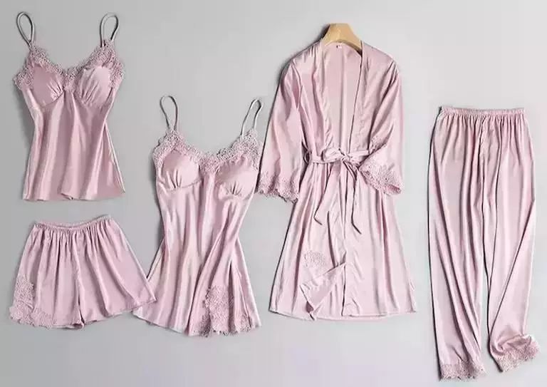 美到犯规的法式风情睡衣，丝滑修身，穿上肌肤像开了柔光一样美好。