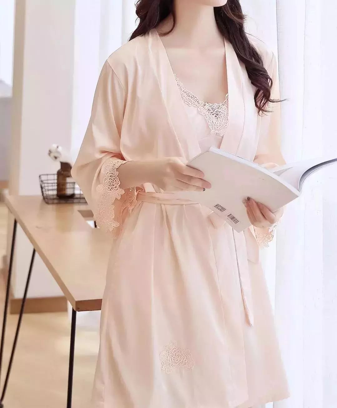 美到犯规的法式风情睡衣，丝滑修身，穿上肌肤像开了柔光一样美好。