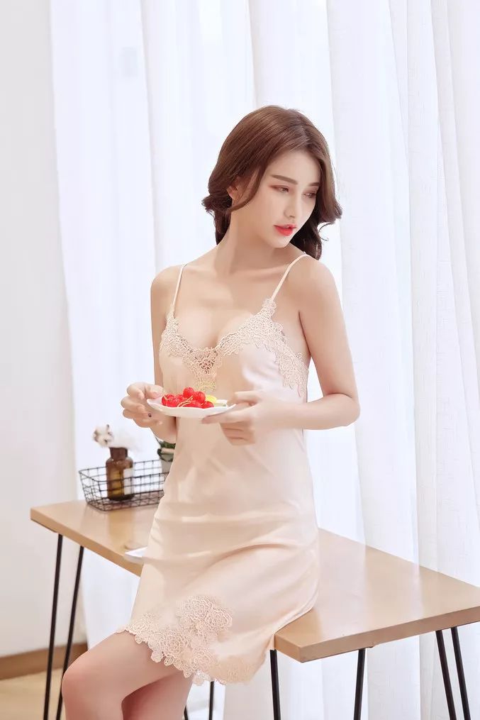 美到犯规的法式风情睡衣，丝滑修身，穿上肌肤像开了柔光一样美好。