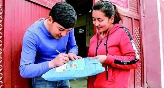 和田两姐妹被送名号“快递小姐姐”，原因是……