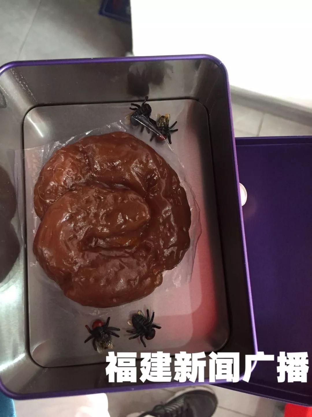 福州市民接到大便、苍蝇恶意快递，邮政EMS不回应，也不实名收件【1036三剑客】