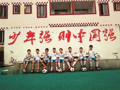 背篼当球门塑料瓶当足球这群山里娃梦想当C罗