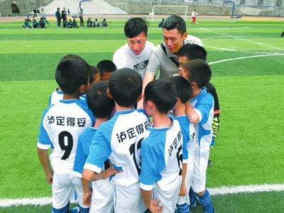 背篼当球门塑料瓶当足球这群山里娃梦想当C罗