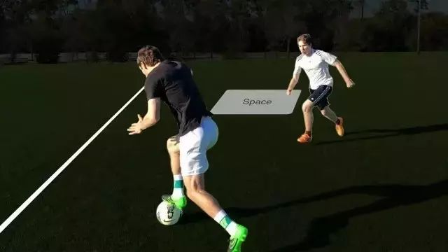 四个步骤掌握一对一过人,脚内左右交替运球法怎么练