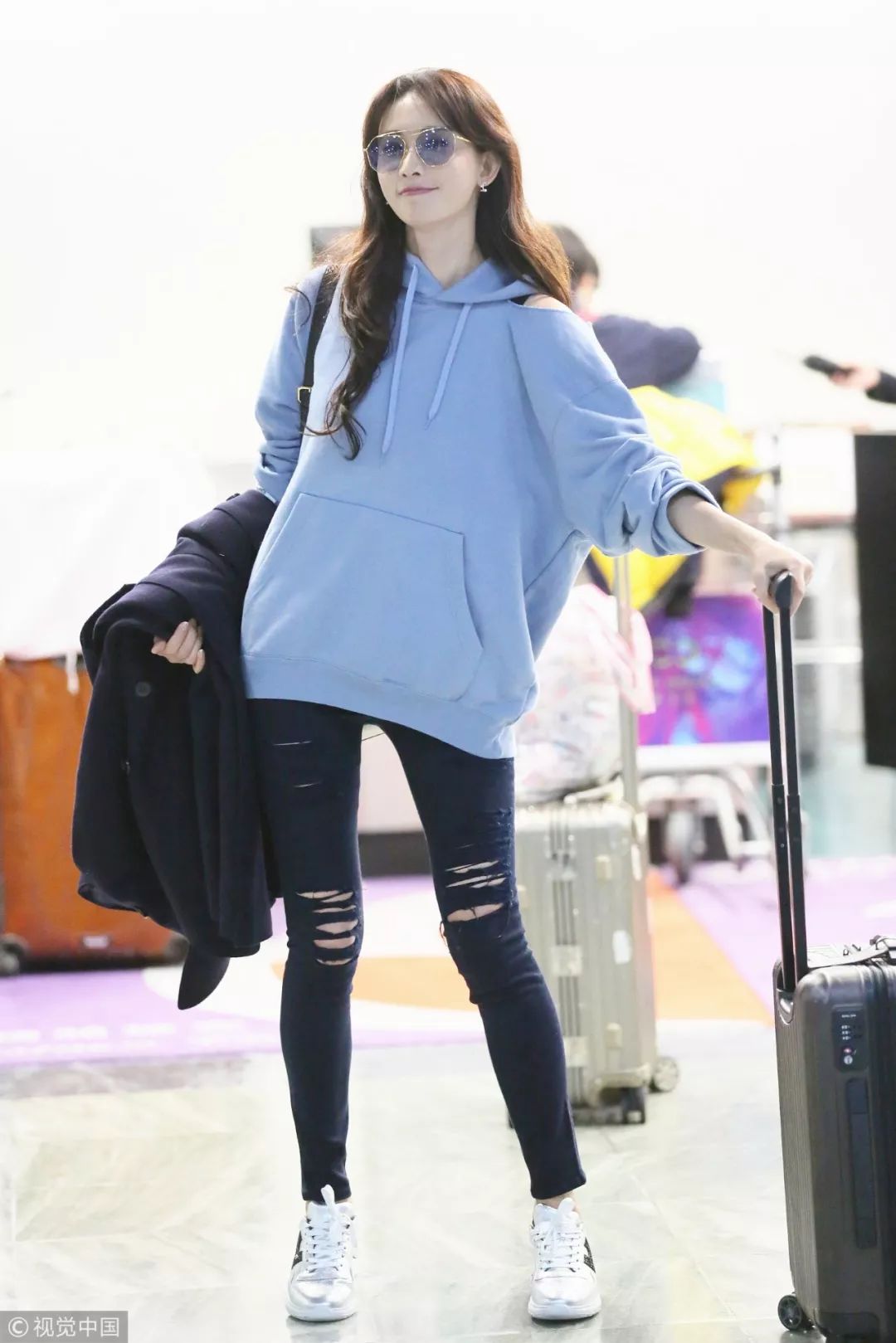 杨幂穿粉色卫衣配紧身运动裤,杨幂穿白色紧身裤穿搭