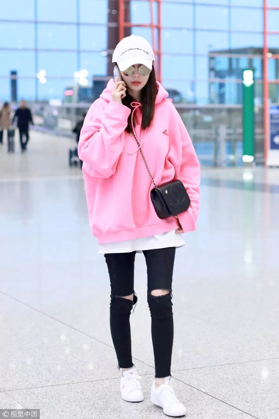 杨幂穿粉色卫衣配紧身运动裤,杨幂穿白色紧身裤穿搭