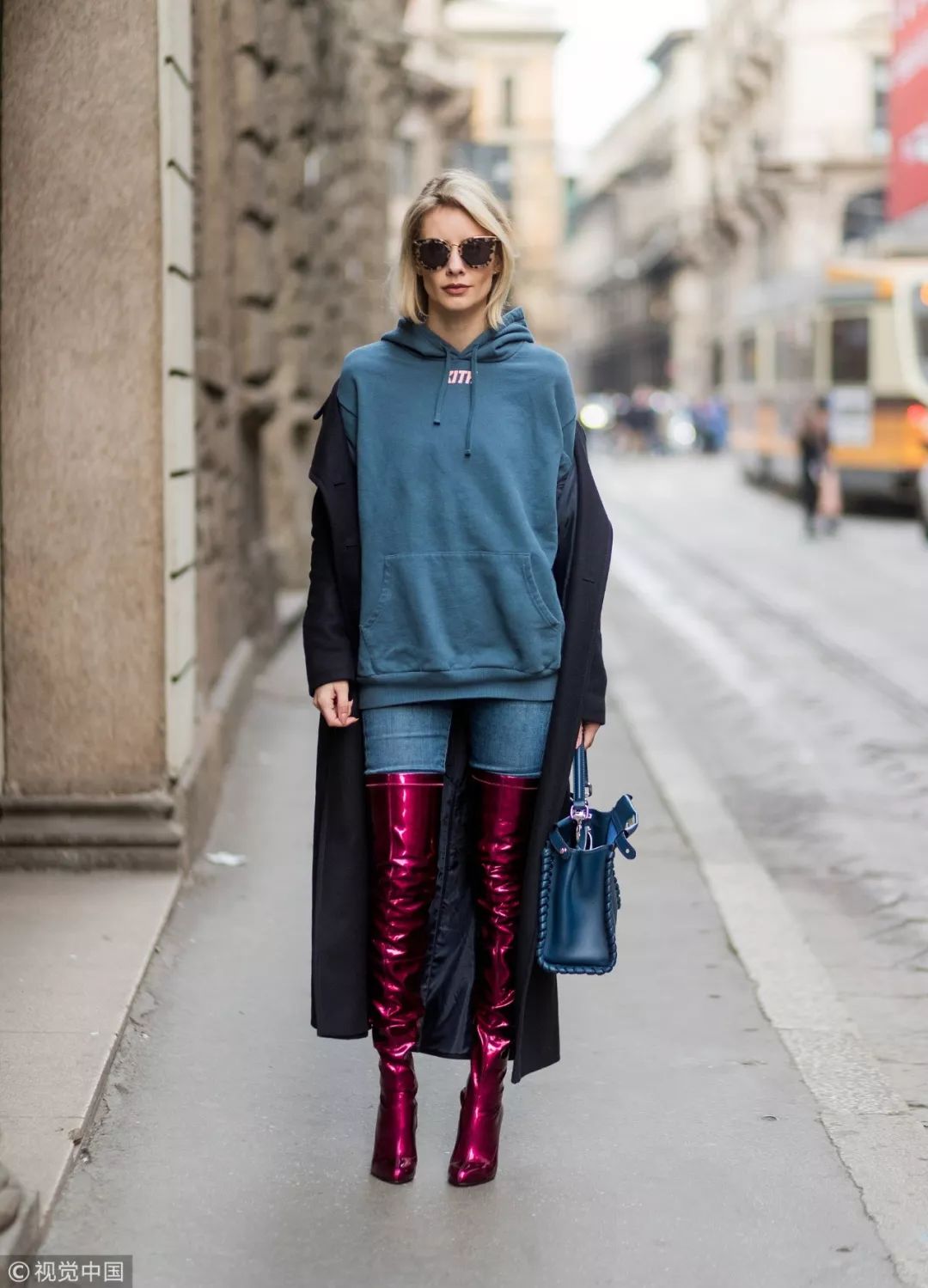 杨幂穿粉色卫衣配紧身运动裤,杨幂穿白色紧身裤穿搭