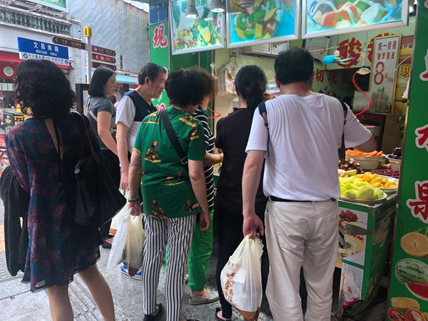 街边如何卖鲜切水果,鲜切水果10元一斤技巧