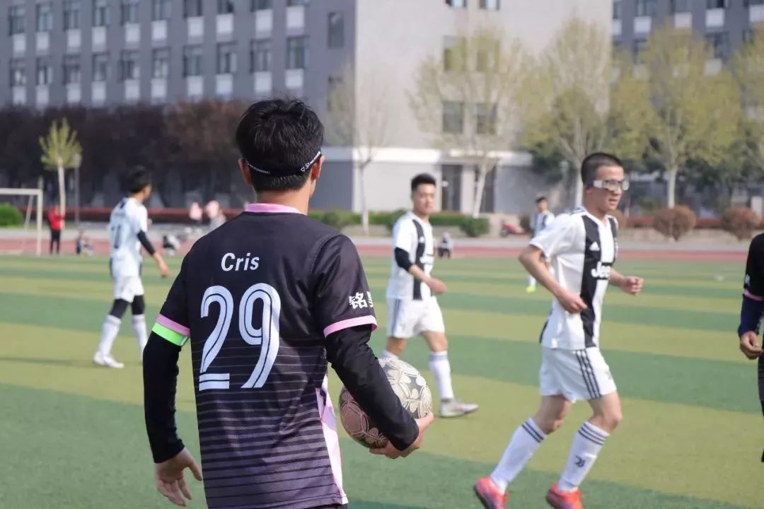 我们只是一群热爱足球的少年,我们这十年足球少年