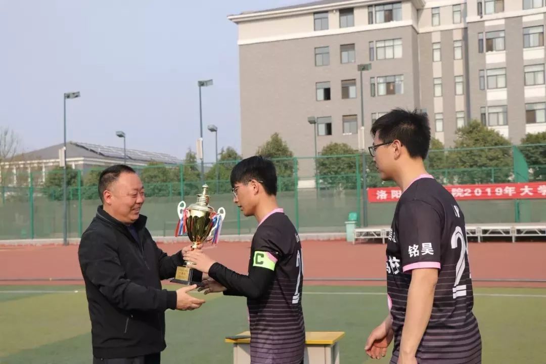 我们只是一群热爱足球的少年,我们这十年足球少年