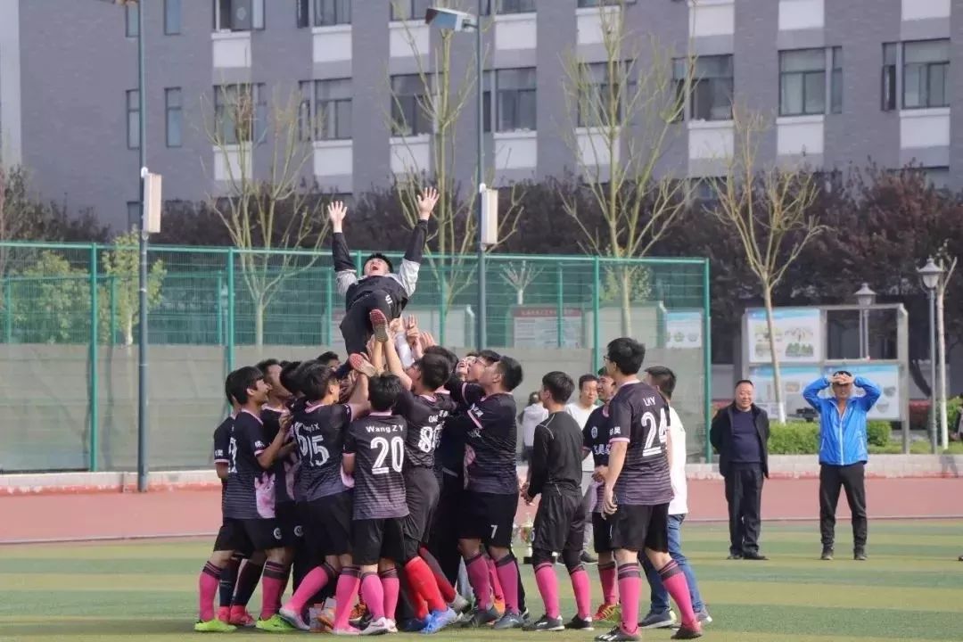 我们只是一群热爱足球的少年,我们这十年足球少年