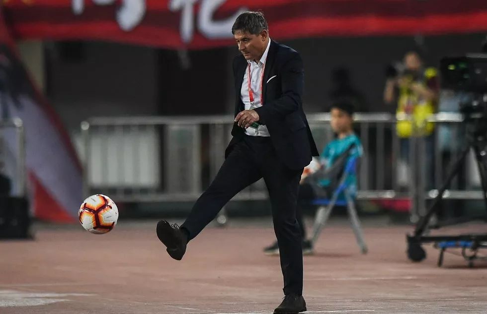 广州恒大2-0广州富力德比战只进2球各位满意吗？广州“塔”威震天河恒大4连胜紧逼国安富力失球成惯性斯帅还有何法宝？