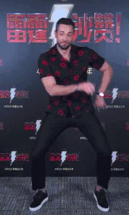 迪士尼王子变装冰雪奇缘,迪士尼王子变身真人