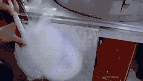 看过游乐园必备棉花糖机！开始思考棉花糖是怎么被卷成「云朵」的...