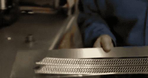 看过游乐园必备棉花糖机！开始思考棉花糖是怎么被卷成「云朵」的...