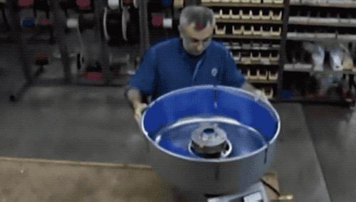 看过游乐园必备棉花糖机！开始思考棉花糖是怎么被卷成「云朵」的...