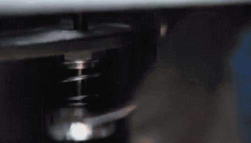 看过游乐园必备棉花糖机！开始思考棉花糖是怎么被卷成「云朵」的...