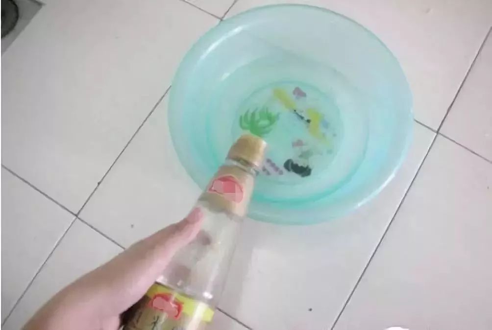 白袜子和黑袜子一起洗变黑怎么办,发黑的白袜子怎么洗才能变白