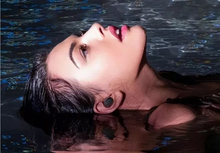 这耳机太方便了，洗澡防水，不碰手机一键切歌接电话，行车更安全!