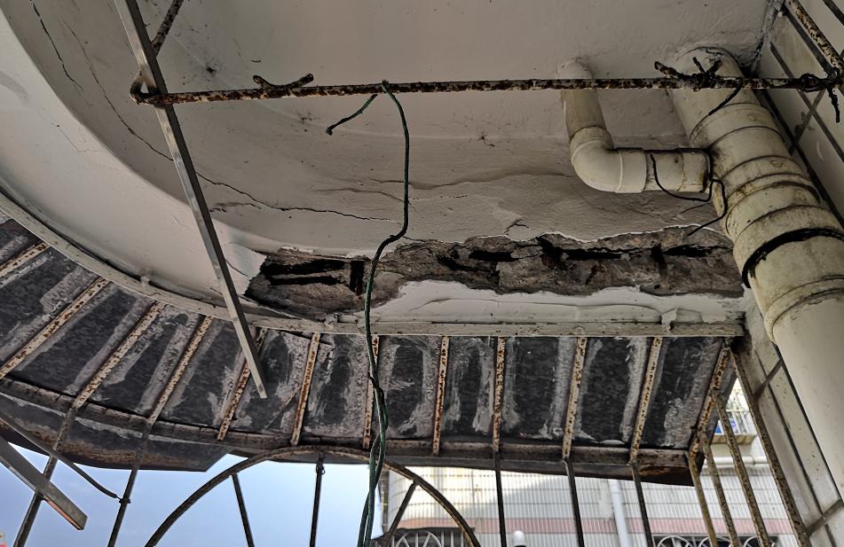 危险！天健施工场地*破爆**？旁边小区房屋墙体竟被爆裂