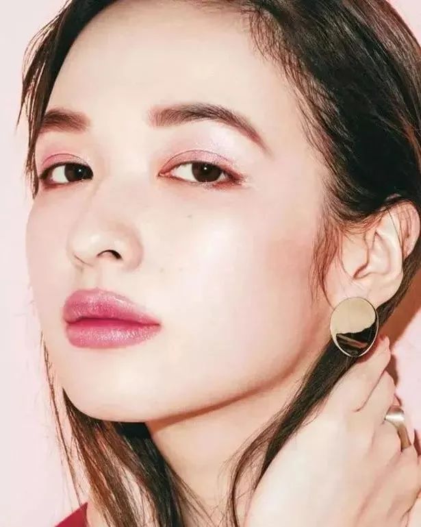 讲干货|软妹or御姐？一块腮红切换妆面风格，做春天最靓的小姐姐～