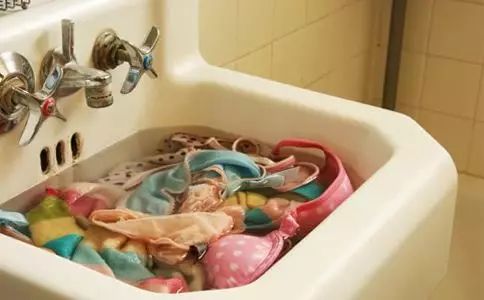 新衣服吊牌掉了可以退吗,新衣服吊牌要不要剪