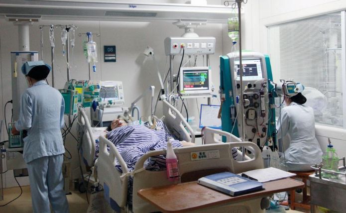 男子挤破疖子感染进icu,女子挤痘痘险些丧命紧急救援