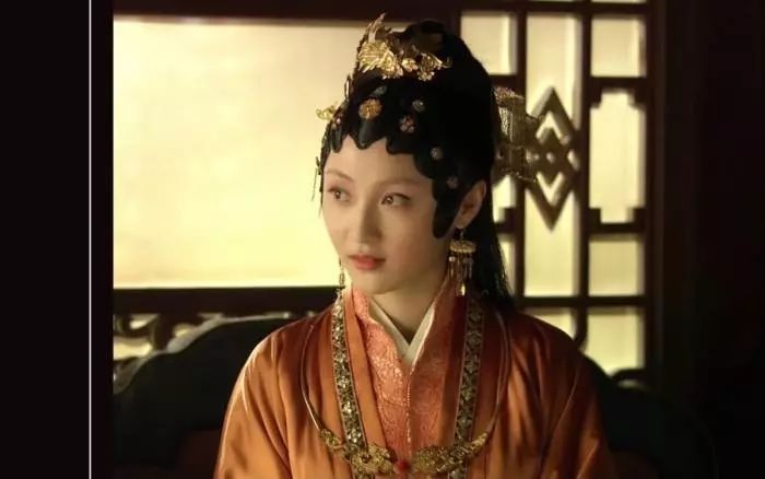 银链子和金链子风格区别,金链子还是银链子好