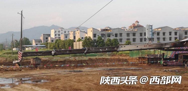 吊车碰高压线事故人身上冒烟,起重吊车撞高压线起火车辆被吞噬