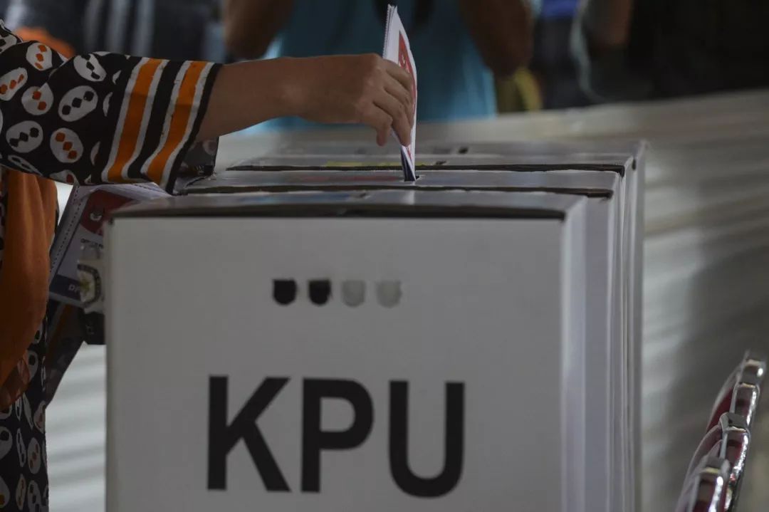 【新闻速读】2019北京国际长跑节—北京半程马拉松鸣枪起跑。中国选手刘洪亮和来自埃塞俄比亚的切·塔克勒分获男女冠军……