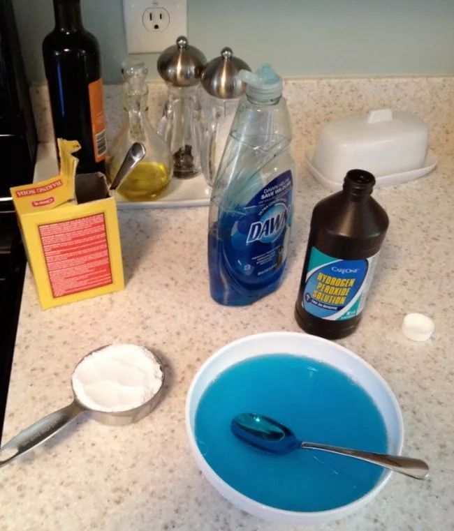 衣服发黄别扔了可以这样洗,衣服发黄用漂白剂能洗掉吗