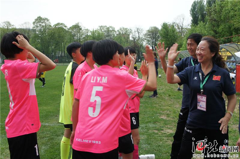 中国女足勇夺第一是哪一年,世界中学生足球赛中国女足保定