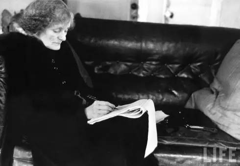 爱一个人太深迷失自我,爱一个人太深会怎样