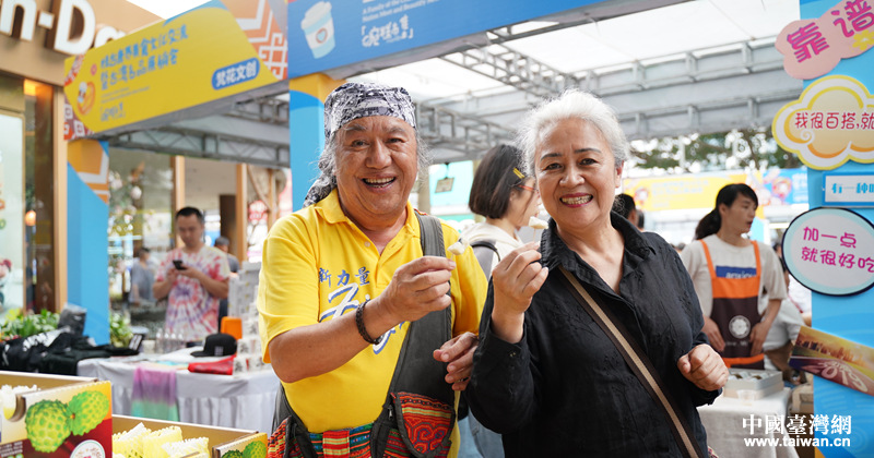 台湾北原山猫演唱组合成员吴廷宏义务为南宁台湾名品展销会台商代言