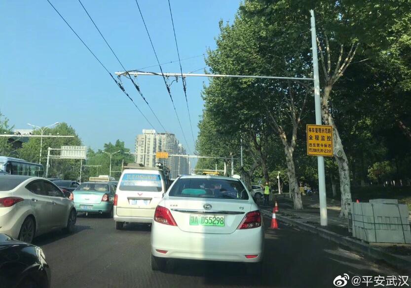 早上轧路机掉下平板运输车，致武珞路交通不畅，刚刚轧路机已被吊起