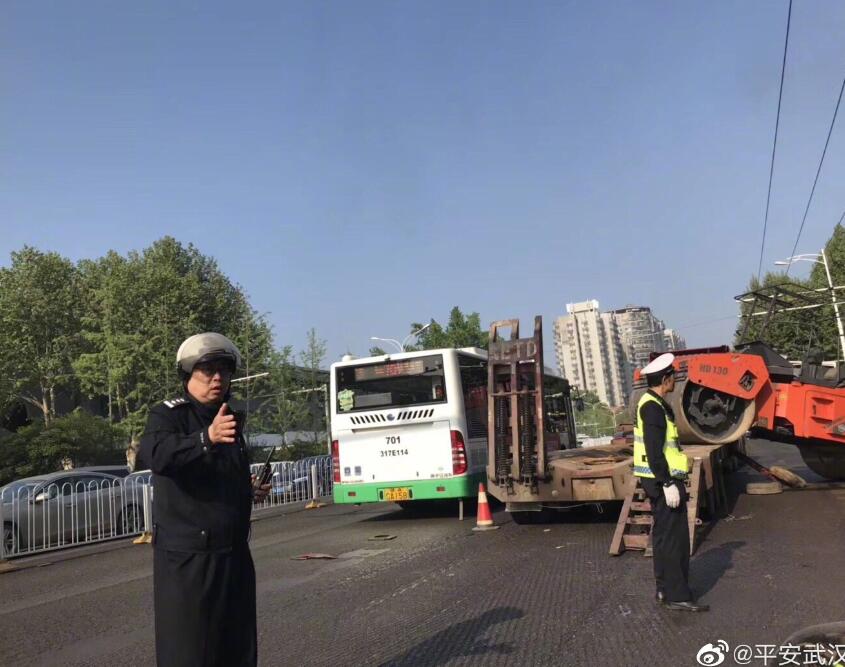 早上轧路机掉下平板运输车，致武珞路交通不畅，刚刚轧路机已被吊起