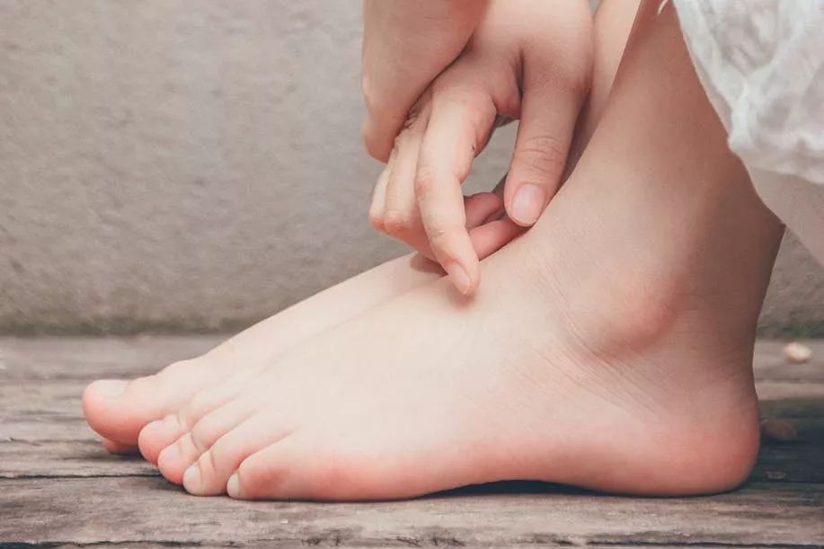 脚后跟套上这个“*钟金**罩”夏季穿鞋嫩到反光！干裂、老茧、死皮都没了！