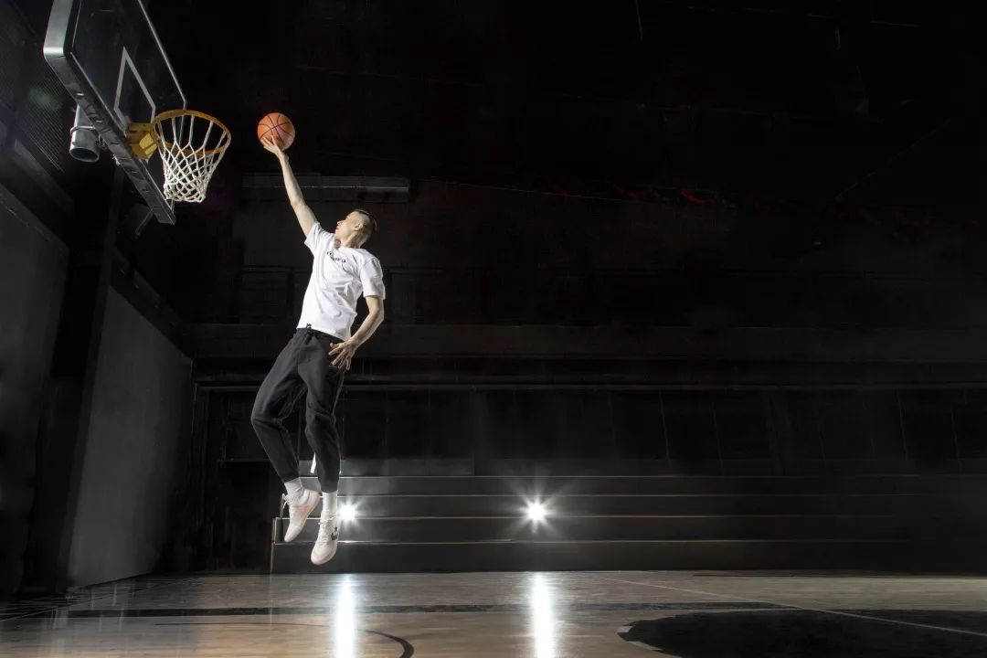 阿不都沙拉木篮球鞋档案,阿不都沙拉木的球鞋蓝色99元的