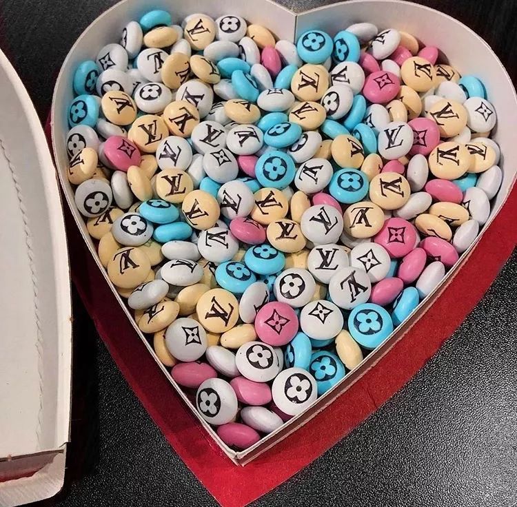 女生买假名牌,买假名牌的女孩