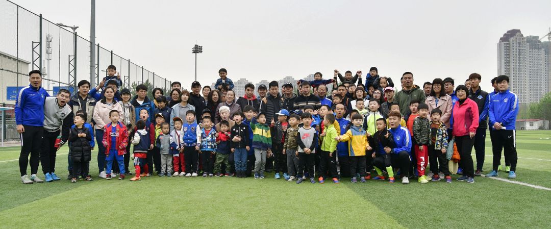 生日会的热闹没赶上？还有好戏！根伟送签名足球啦，来留言吧！