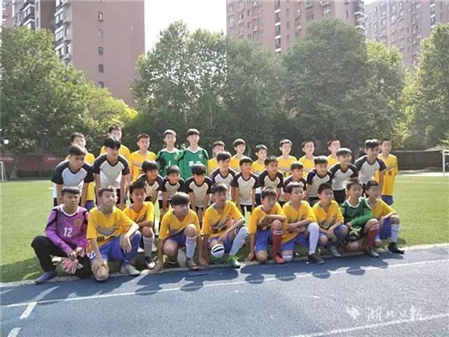 香港中小学生到内地学校沟通,香港足球队来鲁港小学