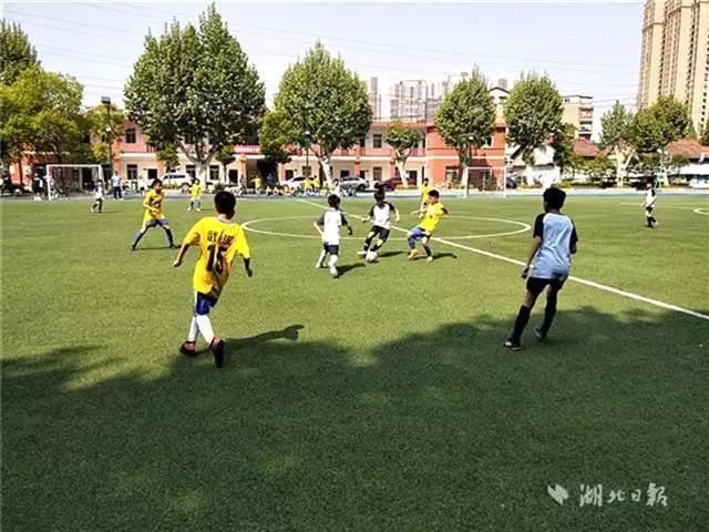 香港中小学生到内地学校沟通,香港足球队来鲁港小学