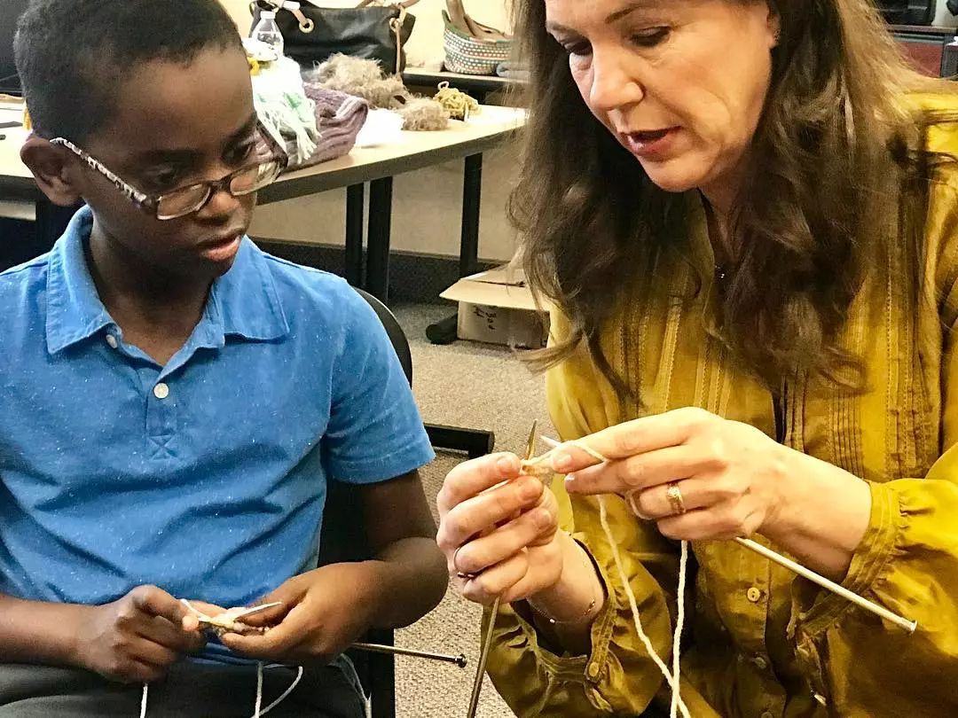 19万人看男生玩编织，他用钩针从非洲弃婴，逆袭为美国“全民偶像”