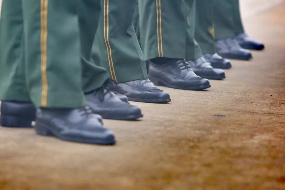 军人队列动作步法变换,单个军人队列动作口令下达教学