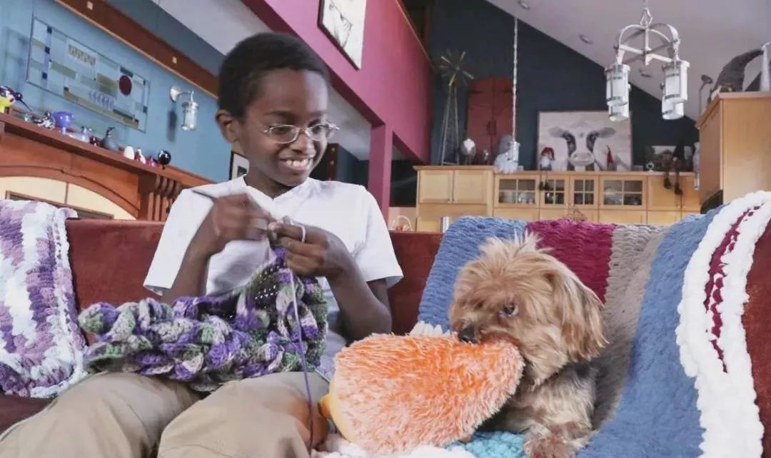 19万人看男生玩编织，他用钩针从非洲弃婴，逆袭为美国“全民偶像”