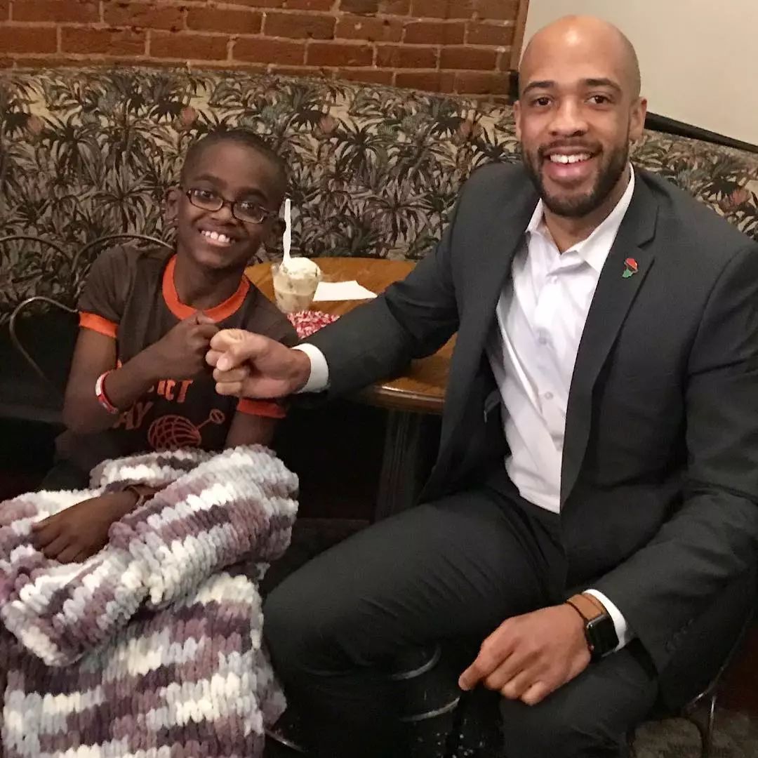 19万人看男生玩编织，他用钩针从非洲弃婴，逆袭为美国“全民偶像”