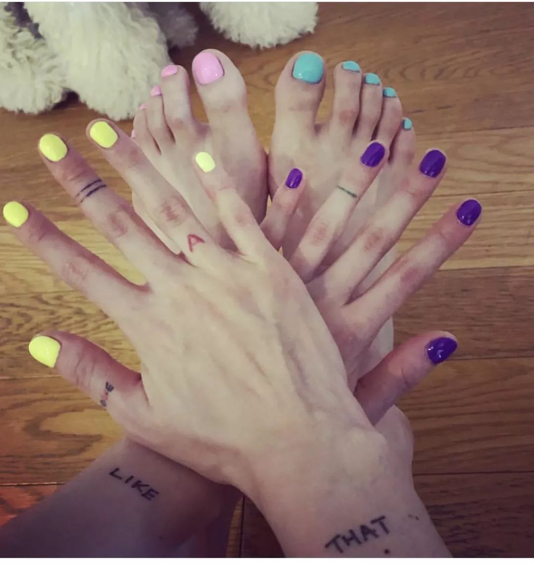 一款又甜又酷的美甲推荐给你们,夏日必备美甲ins风童趣