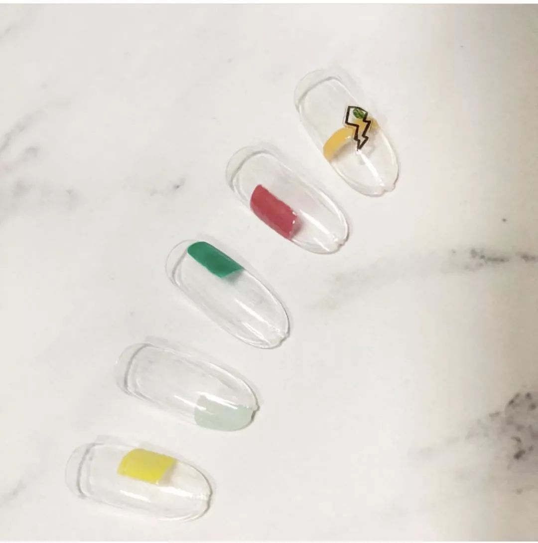 一款又甜又酷的美甲推荐给你们,夏日必备美甲ins风童趣