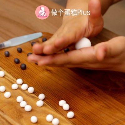 翻糖蛋糕表面的翻糖好吃吗,香奈儿翻糖纸杯蛋糕做法