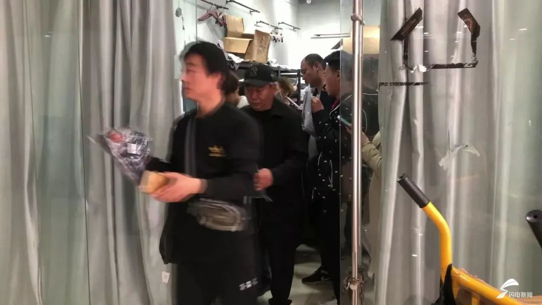 你的名牌衣服打这儿来的吗？青岛一服装市场千元大牌只卖几十元！